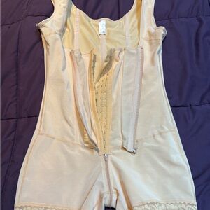 Fans body shaper at great price, NWOT